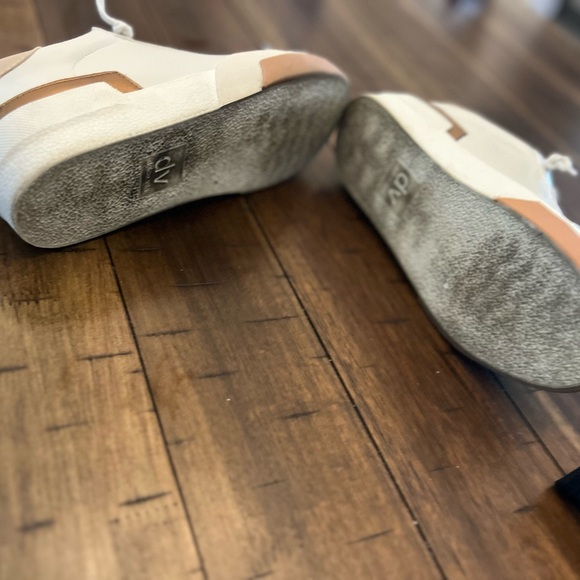 Dolce Vita sneakers size 7.5 - Picture 5 of 7